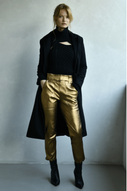 pantalon en cuir doré 1